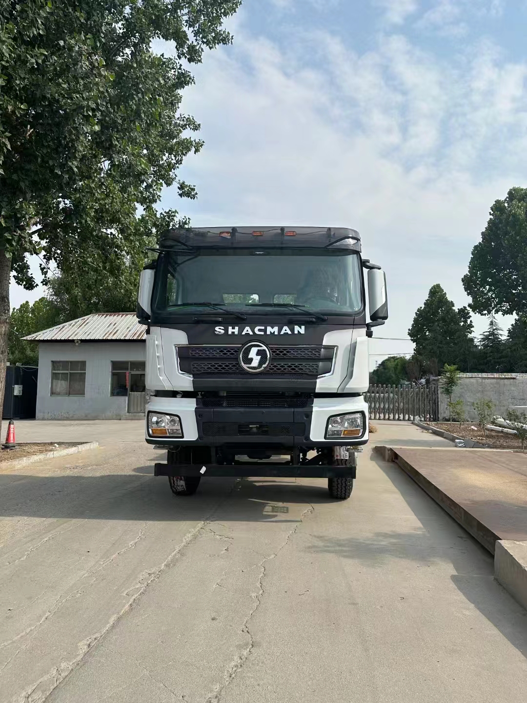 تصدير سيارات جديدة إلى منزلك Shaanxi Automobile Delonghi X3000-8x4 National V ، الجسر الصلب ، ناقل حركة يدوي ، صندوق كبير يمكن تخصيصه ، النموذج الأكثر في آسيا الوسطى وروسيا